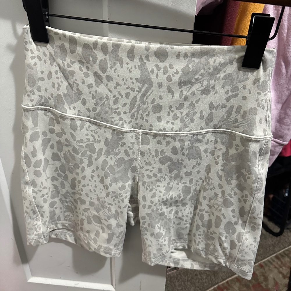 Womens Lululemon Align Shorts 6"